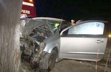 Un individ fără permis a intrat cu maşina într-un copac